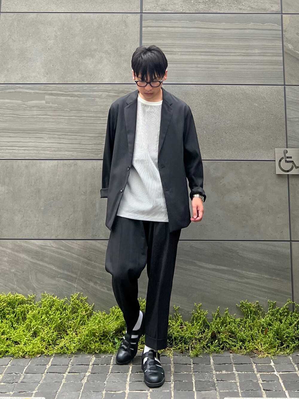 「サニーレーベル、SonnyLabel、セットアップ、テーラードジャケット、スラックス、きれいめカジュアル、休日コーデ、グルカサンダル、大人カジュアル、ブラック、モノトーン、低身長コーデ、メンズコーデ、プチプラコーデ、Ｔシャツ」｜「URBAN RESEARCH Sonny LabelのクイックドライワイドTシャツ（Tシャツ/カットソー、ブルー系）」を使った、 松波 侑亮さん（メンズ・164cm）の夏コーディネートの1枚目の写真