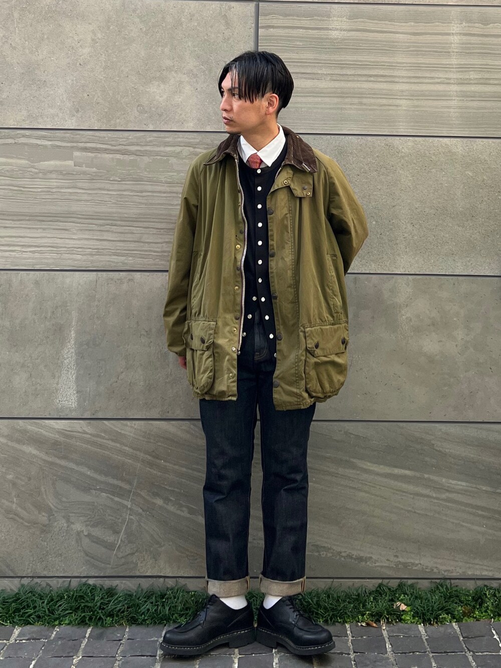 「バブアー、barbour、ネクタイ、アニエスベー、agnes b.、シンプルコーデ、きれいめカジュアル、ブーツ、厚底シューズ、プチプラ、レイヤードスタイル、デニム、カーディガン、コート、ブルゾン」｜「agnes b.のJ000 CARDIGAN カーディガンプレッション（カーディガン/ボレロ、ブラック系）」を使った、 松波 侑亮さん（メンズ・164cm）の秋コーディネートの1枚目の写真