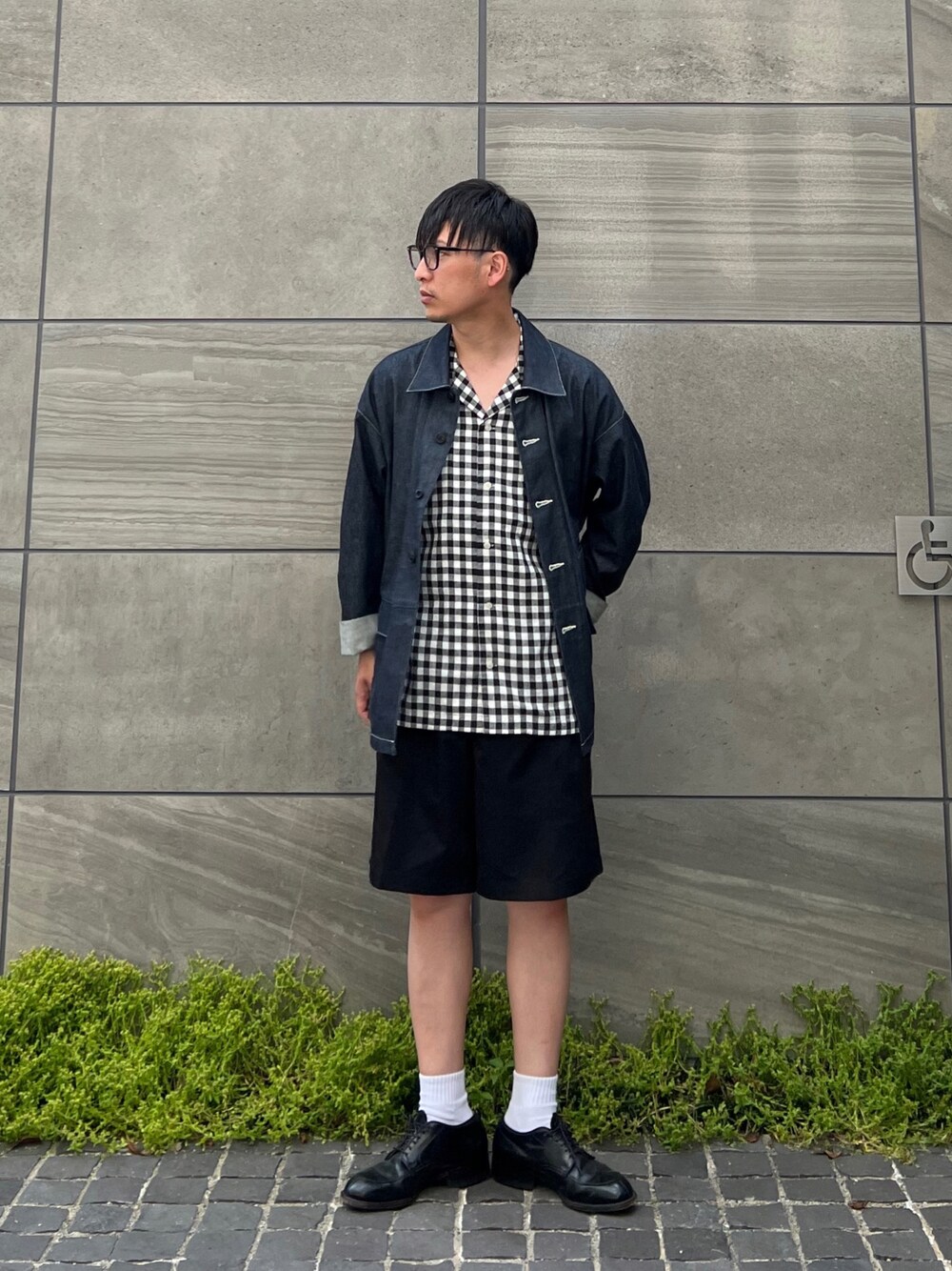 「デニムフェス2022、デニム、ギンガムチェック、ハーフパンツ、シャツスタイル、オープンカラーシャツ、革靴、革靴×靴下、休日スタイル、メガネ男子、きれいめカジュアル、デニムっていいよね、シンプルコーデ、チェック、リネン」｜「URBAN RESEARCH DOORSの『UR TECH 高機能リネン』リネンオープンカラーシャツ（シャツ/ブラウス、その他）」を使った、 松波 侑亮さん（メンズ・164cm）の夏コーディネートの1枚目の写真