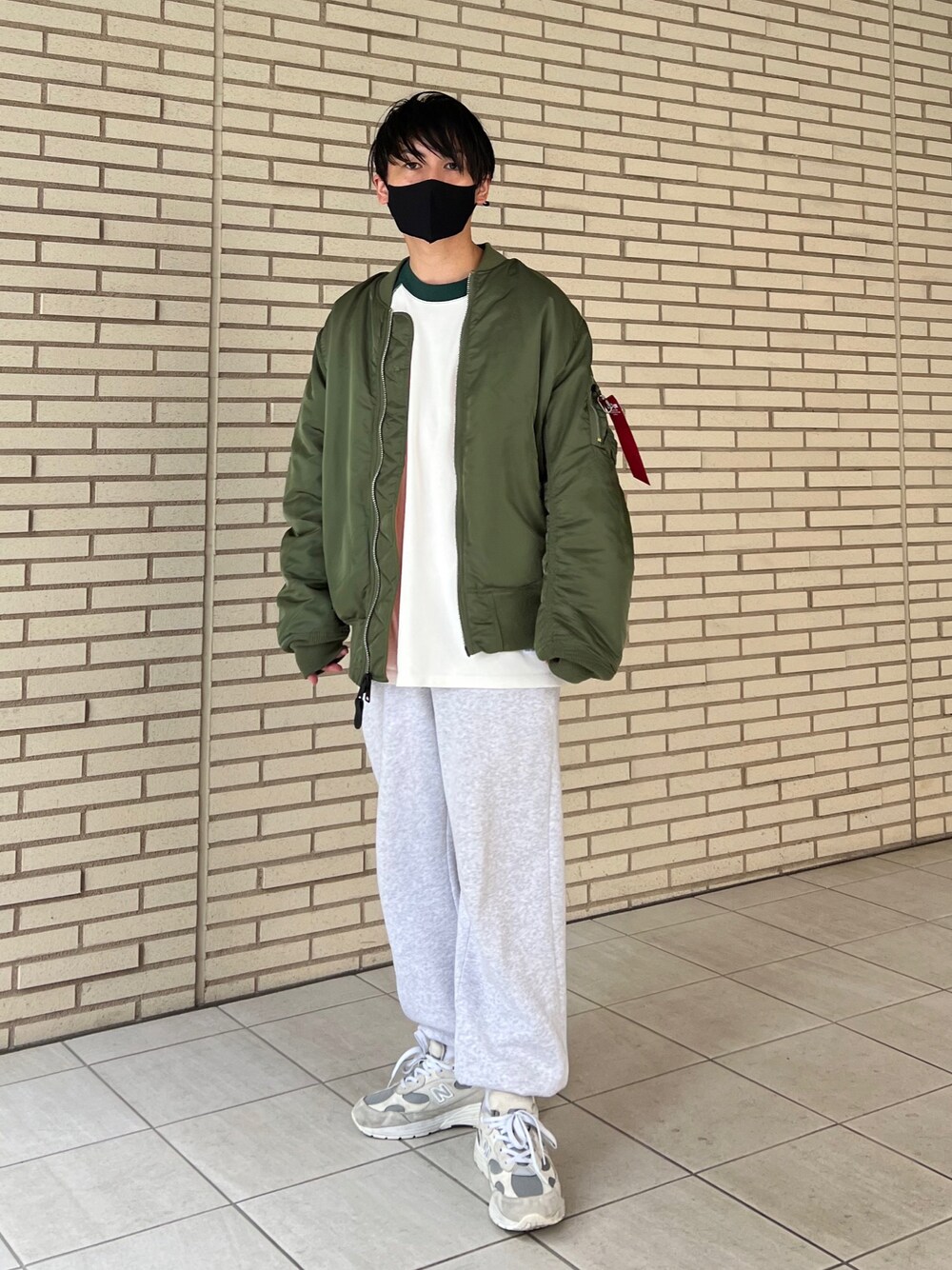 「秋ルック紹介するよ、秋コーデ、alpha_industries_japan、alpha_industries、ALPHA、プチプラ、シンプルコーデ、厚底シューズ、スウェット、スウェットパンツ、ビッグシルエット、おしゃれさんと繋がりたい」｜「ALPHAのAlpha Industries/アルファインダストリーズ MA-1 CORE SPEC フライトジャケット（U.S.サイズ）リバーシブル（MA-1、ホワイト系）」を使った、 松波 侑亮さん（メンズ・164cm）の秋コーディネートの1枚目の写真