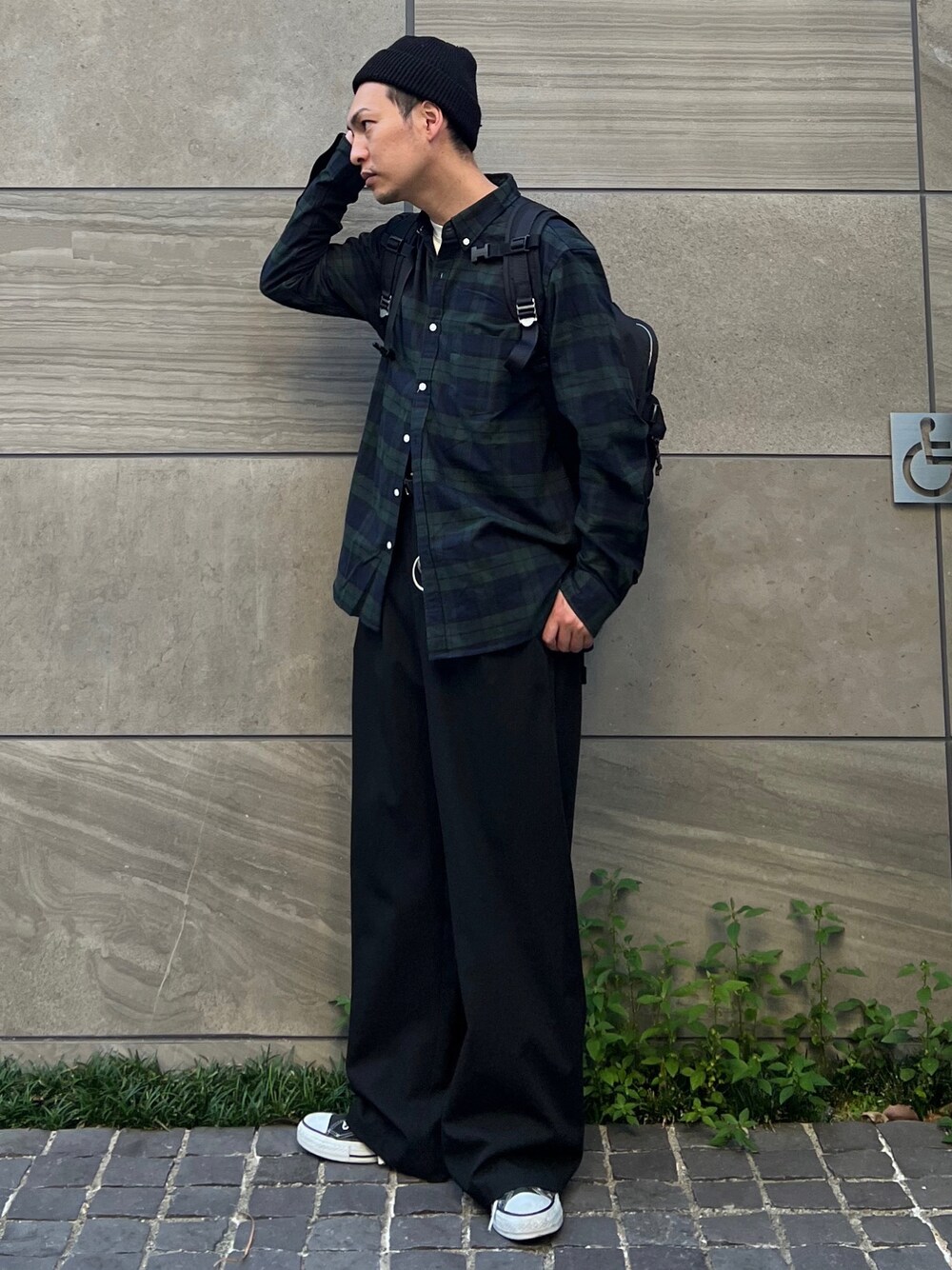 「ワイドパンツ、Hender Scheme、大人カジュアル、おしゃれさんと繋がりたい、スラックス、秋コーデ、ビックシルエット、プチプラ、スニーカー、ストリート、rossomen、urbanresearchrossomen、ニット帽」｜「URBAN RESEARCH ROSSO MENの『WEB/一部店舗限定』『5サイズ展開』『抗菌/防臭』ハイパフォーマンスオックスボタンダウンシャツ（シャツ/ブラウス、グリーン系）」を使った、 松波 侑亮さん（メンズ・164cm）の秋コーディネートの1枚目の写真