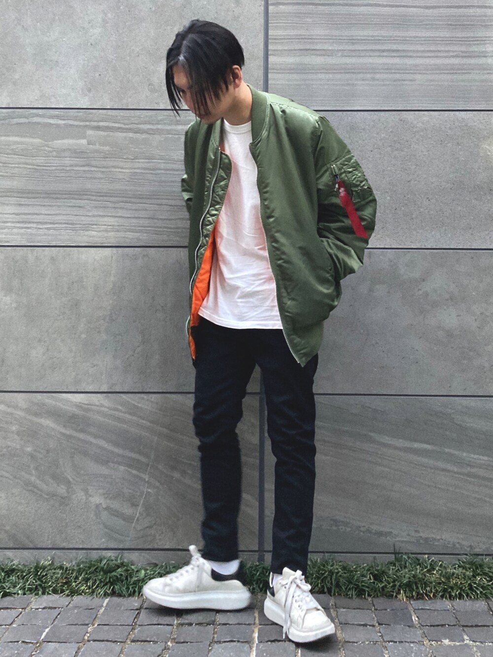 「EDWIN、edwinjapan、エドウィン、スキニーデニム、シャツスタイル、スキニー、ミリタリー、MA-1、STOP 誹謗中傷、シンプルコーデ、シンプル、オトナカジュアル、おしゃれさんと繋がりたい、カジュアルコーデ、カジュアル」｜「Alexander McQueenのAlexander McQueen - エクステンドソール スニーカー - men - カーフレザー/レザー/rubber - 42（スニーカー、ホワイト系）」を使った、 松波 侑亮さん（メンズ・164cm）の冬コーディネートの1枚目の写真