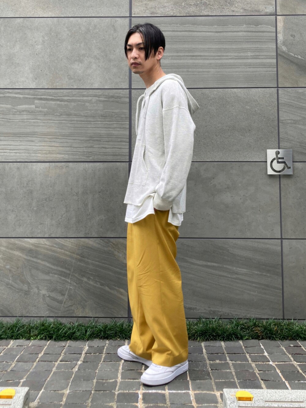 「スニーカー、カラーパンツ、パーカー、UNIQLO、スラックス、モノトーン、レイヤードスタイル、ワイドパンツ、白スニーカー、シンプルコーデ、低身長、シンプルスタイル、低身長コーデ、秋コーデ、だから秋服が好き」｜「Maison Margielaのアイテム（スニーカー、ホワイト系）」を使った、 松波 侑亮さん（メンズ・164cm）の秋コーディネートの1枚目の写真