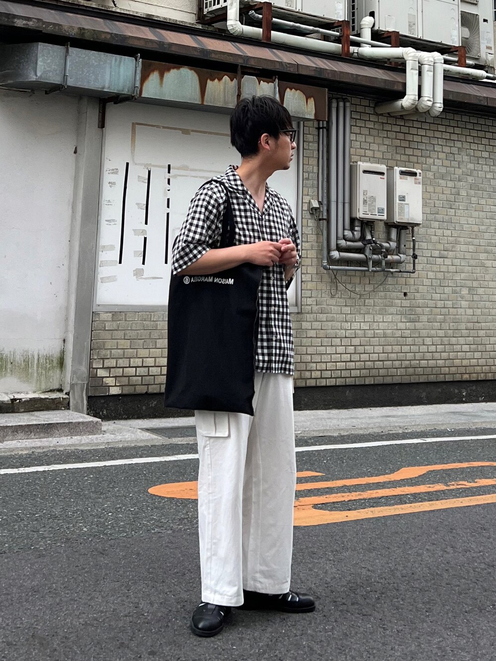 「URBAN RESEARCH DOORS、シャツスタイル、白パンツ、グルカサンダル、サンダルに靴下、トートバッグ、メガネ男子、チェック、ショルダーバッグ、きれいめカジュアル、カーゴパンツ、休日スタイル、プチプラコーデ、夏コーデ、リネン」｜「URBAN RESEARCH DOORSの『UR TECH 高機能リネン』リネンオープンカラーシャツ（シャツ/ブラウス、その他）」を使った、 松波 侑亮さん（メンズ・164cm）の夏コーディネートの1枚目の写真