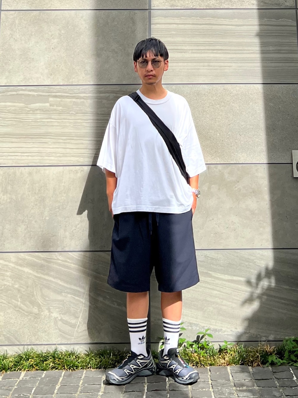 「オトナカジュアル、お洒落さんとつながりたい、秋のコーデ、大人コーデ、サロモン、アディダス、秋服準備はじめました、秋コーデ、休日スタイル、ハーフパンツ、スニーカー、きれいめカジュアル、プチプラ、ストリート、メガネ男子」｜「STUDIO NICHOLSONの【STUDIO NICHOLSON】 BRANDED SHORT SLEEVE MOCK NECK T-SHIRT（Tシャツ/カットソー、ホワイト系）」を使った、 松波 侑亮さん（メンズ・164cm）の秋コーディネートの1枚目の写真