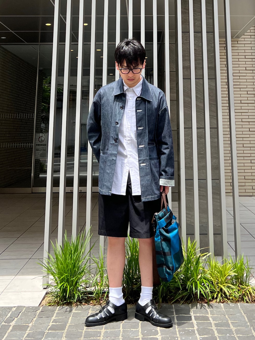 「rosso men、urban research rosso men、ビッグシルエット、きれいめカジュアル、グルカサンダル、トートバッグ、革靴、ハーフパンツ、シンプル、シャツスタイル、休日スタイル、低身長、休日コーデ、大人コーデ」｜「URBAN RESEARCH ROSSO MENの『XLサイズあり』『抗菌/防臭』ハイパフォーマンスオックス半袖シャツ（シャツ/ブラウス、ホワイト系）」を使った、 松波 侑亮さん（メンズ・164cm）の春コーディネートの1枚目の写真