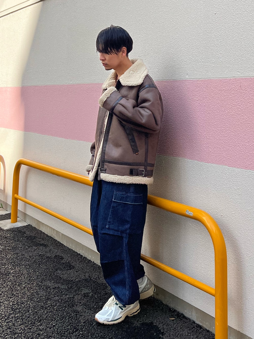 「edwin、edwinjapan、ALPHA、Alpha Industries、alpha_industries_japan、エドウィン、プチプラ、冬コーデ、ストリート、スニーカー、デニム、ボアジャケット、カーゴパンツ、お洒落さんとつながりたい、休日コーデ」｜「ALPHAのB-3ブルゾン/ボアブルゾン/フェイクムートン（ムートンコート、ブラウン系）」を使った、 松波 侑亮さん（メンズ・164cm）の秋コーディネートの1枚目の写真