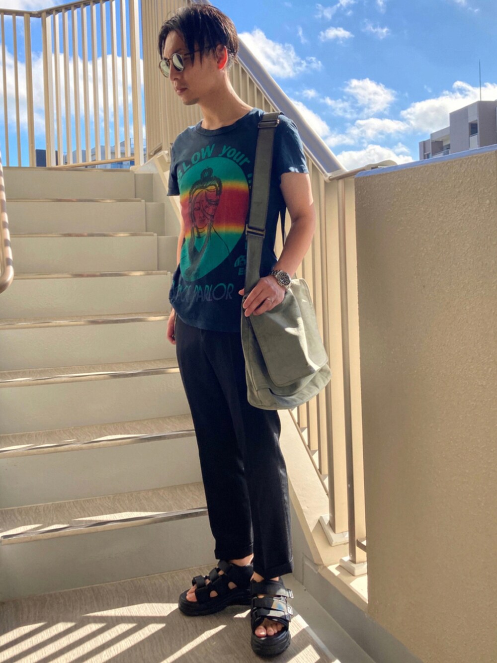 「黒Tシャツ、スラックス、休日スタイル、サングラス、ミニバッグ、シンプル、プリントT、低身長コーデ、今日のコーデ、夏コーデ、夏だ！Tシャツ着よう！、低身長、相互フォロー、サンダル、スポーツサンダル」｜「SPINNSのエアーソール ベルトストラップスポーツサンダル（サンダル、ブラック系）」を使った、 松波 侑亮さん（メンズ・162cm）の夏コーディネートの1枚目の写真