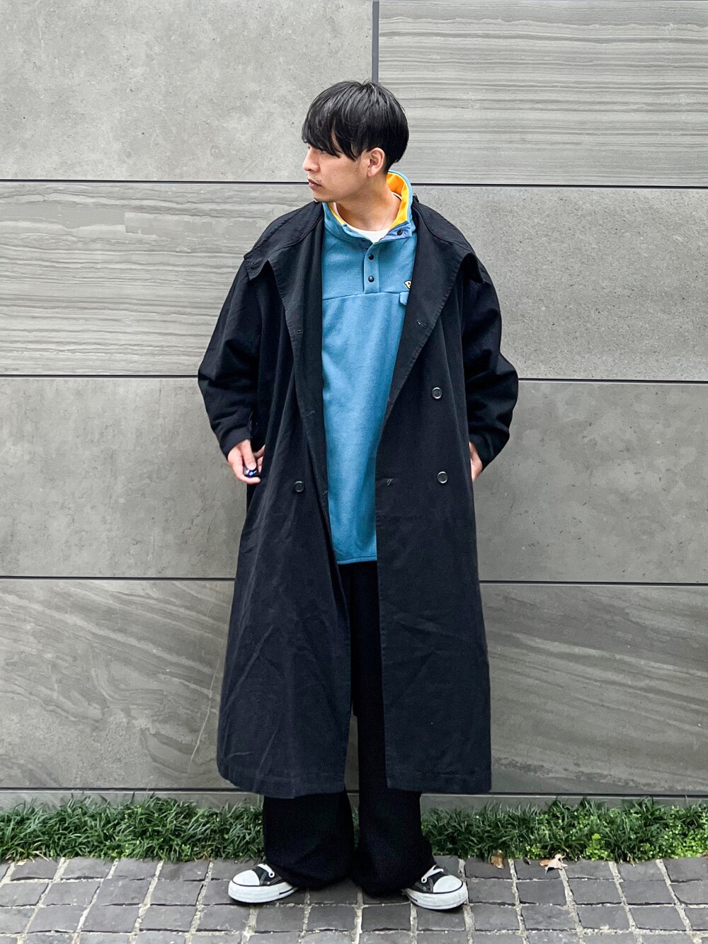 「ジョンズクローゼット、johnscloset、limitedline_naivemagic、きれいめカジュアル、シンプルコーデ、ビッグシルエット、フリース、ハイネック、ハーフジップ、コート、スラックス、ワイドパンツ、厚底シューズ、スニーカー、秋冬コーデ」｜「Limited Line Naive Magicの【a】〔PETTY WOLF〕 フリース ワンポイント刺繍 襟裏カラー切り替え ハーフスナップ プルオーバー（スウェット、ブルー系）」を使った、 松波 侑亮さん（メンズ・164cm）の秋コーディネートの1枚目の写真