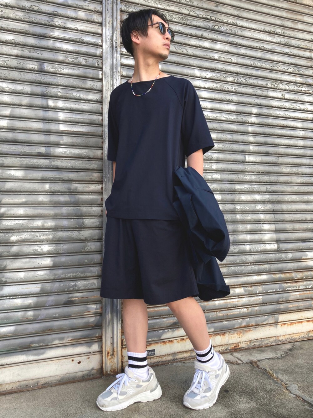 「黒Tシャツ、休日スタイル、サングラス、夏だ！Tシャツ着よう！、きれいめカジュアル、ショートパンツ、リネン、シンプルコーデ、セットアップ、低身長、おしゃれさんと繋がりたい、スニーカー、オトナカジュアル、ニューバランス、ビーズネックレス」｜「NEW BALANCEの【New Balance / ニューバランス】 M992（スニーカー、グレー系）」を使った、 松波 侑亮さん（メンズ・162cm）の夏コーディネートの1枚目の写真