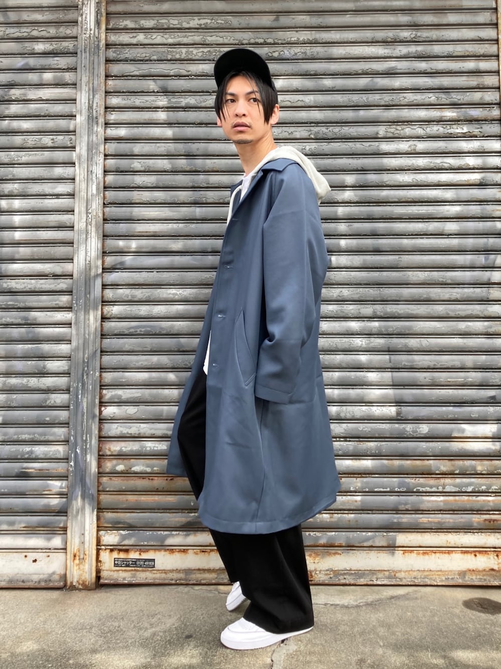 「コート、ビッグシルエット、トレンチコート、パーカー、レイヤードスタイル、休日スタイル、ワイドパンツ、白スニーカー、キレイめ、大人コーデ、シンプルコーデ、低身長、オーバーコート、低身長コーデ、いいね、save、フォローお願いします🤑」｜「Maison Margielaのアイテム（スニーカー、ホワイト系）」を使った、 松波 侑亮さん（メンズ・164cm）の秋コーディネートの1枚目の写真