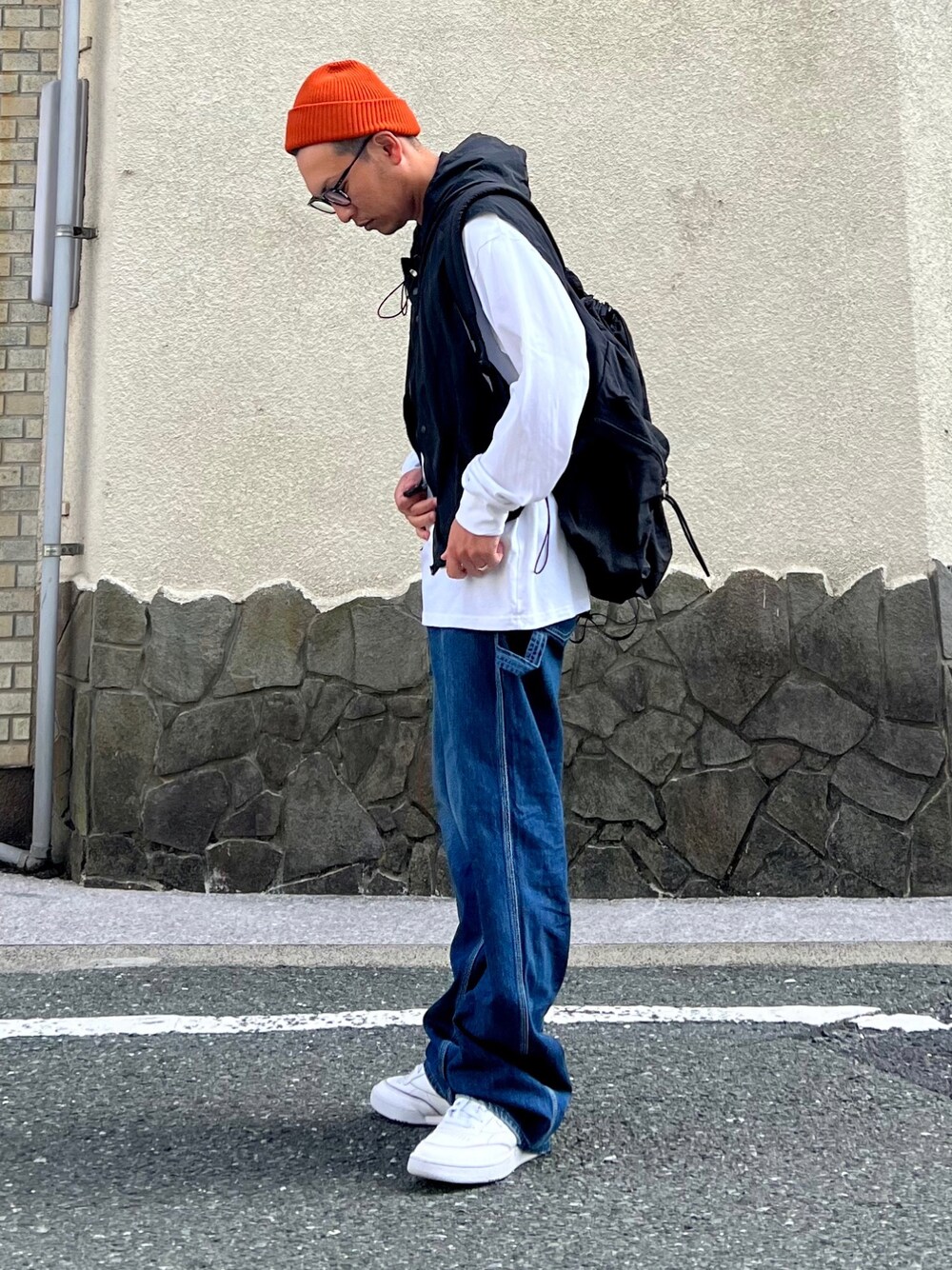 「LEE、Lee、leejapan」｜「LeeのLee/リー【ユニセックス】【ライトオンス】Dungrees ワイドペインターデニムパンツ（デニムパンツ、ブルー系）」を使った、 松波 侑亮さん（メンズ・164cm）の秋コーディネートの1枚目の写真