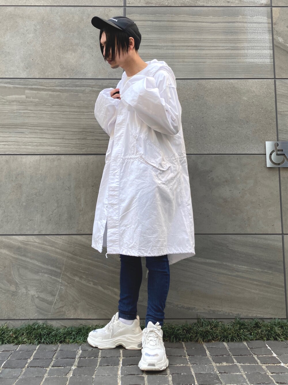 「LEE、Lee、leejapan、デニム、STOP 誹謗中傷、ビッグシルエット、クリスマスに着たい服、シンプルコーデ、冬コーデ、マイベストコーデ2021、ホワイトコーデ、休日スタイル、ロングコート、プチプラ、スニーカーコーデ」｜「Leeの【ベストセラー／リピート率No1】デニムジェギンス　しっかり伸びてすっきり細いスキニーパンツ（デニムパンツ、ブルー系）」を使った、 松波 侑亮さん（メンズ・164cm）の冬コーディネートの1枚目の写真
