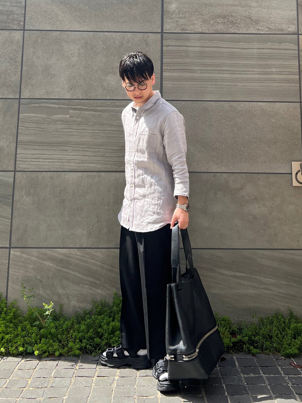 「シャツスタイル、プチプラ、春夏コーデ、休日スタイル、スラックス、きれいめカジュアル、グルカサンダル、トートバッグ、今日のコーデ、リラックススタイル、シンプルコーデ、カジュアル、オトナカジュアル、大人コーデ、ラフ」｜「URBAN RESEARCH ROSSO MENの『XLサイズ』リネン七分袖シャツ（シャツ/ブラウス、グレー系）」を使った、 松波 侑亮さん（メンズ・164cm）の春コーディネートの1枚目の写真