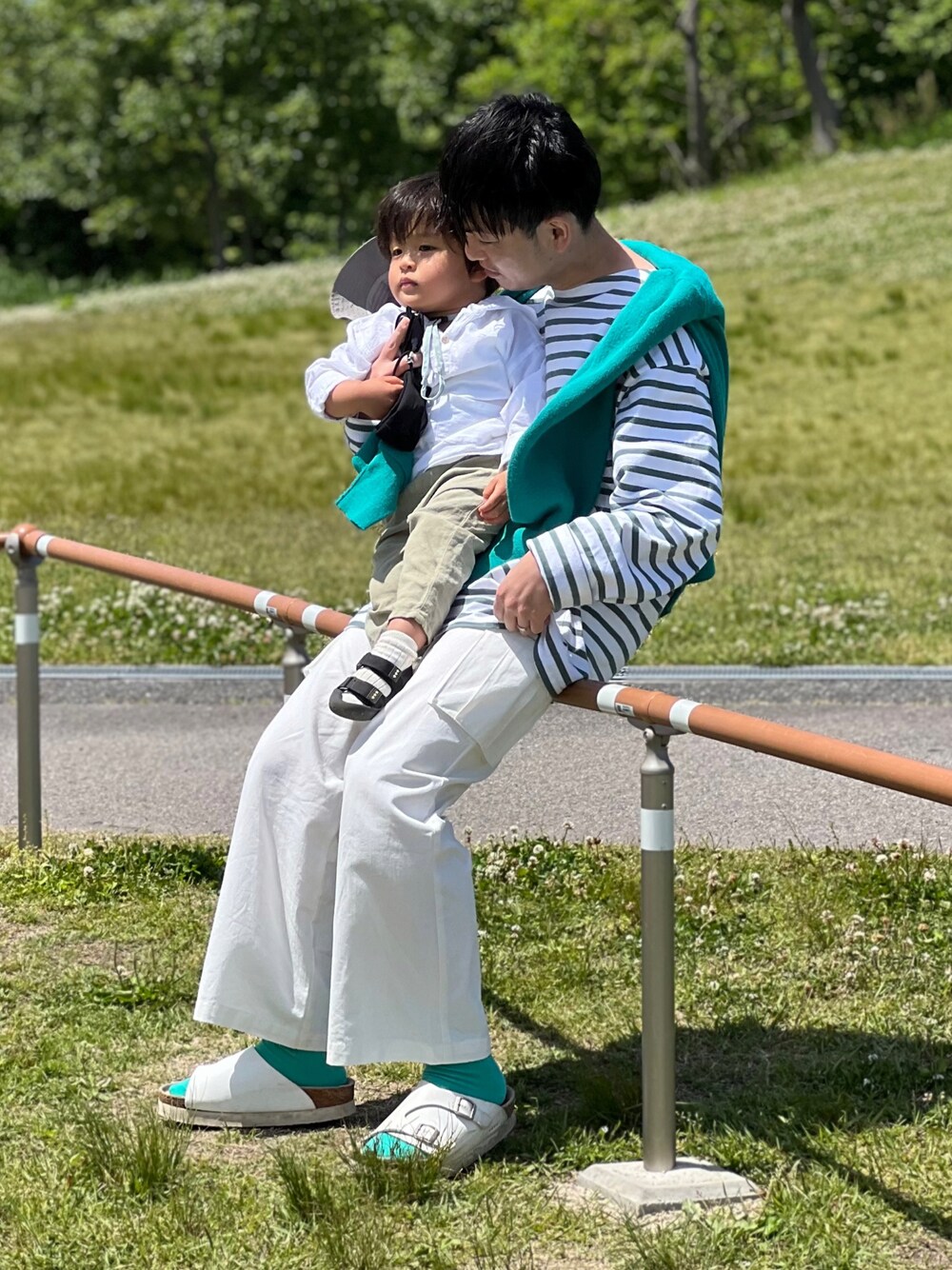 「ごきげんウィーク、春夏コーデ、休日スタイル、フレアパンツ、古着MIX、カーディガン、カラーソックス、ビッグシルエット、スラックス、きれいめカジュアル、レイヤードスタイル、カラー×コーデ、ビタミンカラー、サンダル、白パンツ」｜「Lullの【Lull / ルル】ストレートカーゴパンツ（カーゴパンツ、ホワイト系）」を使った、 松波 侑亮さん（メンズ・164cm）の春コーディネートの1枚目の写真