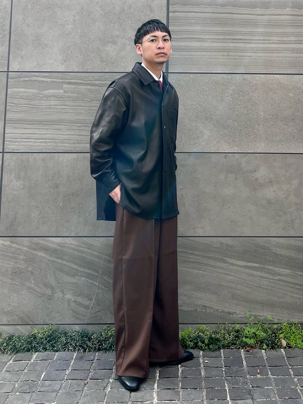 「エドウィン、フォッシル、edwinjapan、edwin、Fossil、FOSSILSTYLE、ネクタイコーデフェス2023」｜「EDWINのタックワイド フレアパンツ センタープレスパンツ スラックスパンツ 日本製（スラックス、ブラウン系）」を使った、 松波 侑亮さん（メンズ・164cm）の春コーディネートの1枚目の写真