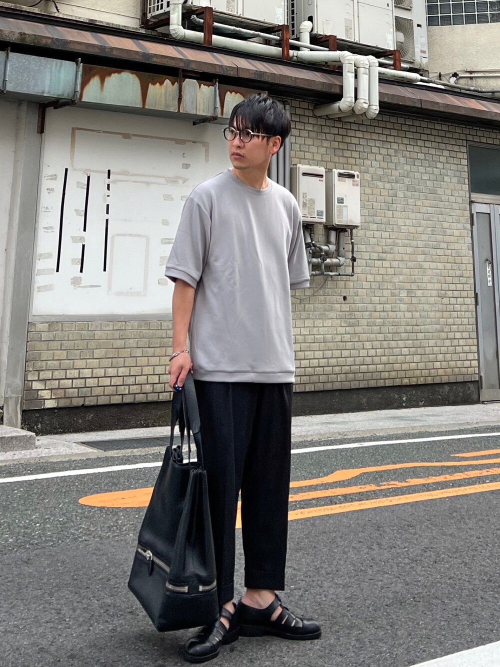 「サニーレーベル、SonnyLabel、プチプラ、スラックス、きれいめカジュアル、夏だ！Tシャツ着よう！、シンプルコーデ、グルカサンダル、トートバッグ、メガネ男子、シンプルスタイル、オトナカジュアル、休日スタイル、夏、おしゃれさんと繋がりたい」｜「URBAN RESEARCH Sonny LabelのシルキーダンボールニットTシャツ（Tシャツ/カットソー、グレー系）」を使った、 松波 侑亮さん（メンズ・164cm）の夏コーディネートの1枚目の写真