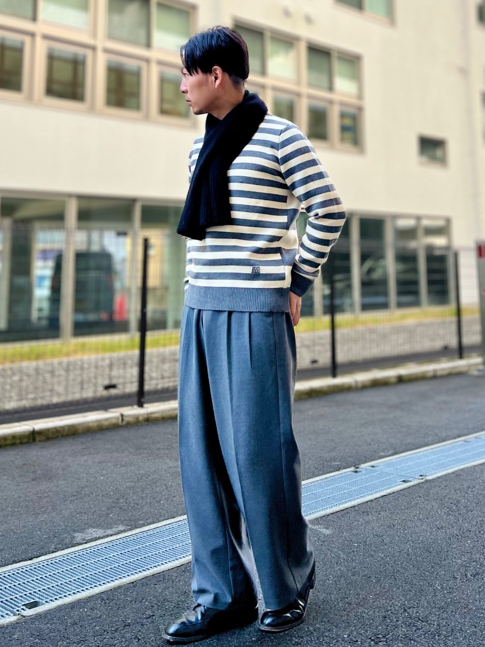 「スラックス、きれいめカジュアル、プチプラ、ワイドパンツ、おでかけコーデ、マイベストコーデ2023、休日スタイル、古着MIX」｜「GUのアイテム（パンツ、グレー系）」を使った、 松波 侑亮さん（メンズ・164cm）の冬コーディネートの1枚目の写真