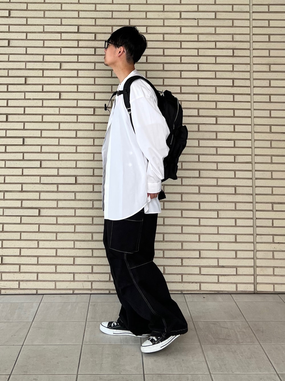 「edwinjapan、エドウィン、edwin」｜「EDWINの【WEB限定】STEP MARK バルーンオーバーオール サロペット ビブ カーゴ（サロペット/オーバーオール、ブラック系）」を使った、 松波 侑亮さん（メンズ・164cm）の夏コーディネートの1枚目の写真