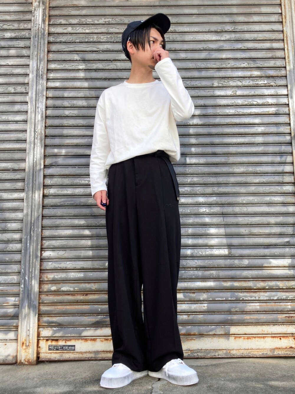 「キャップ、UNIQLO、スラックス、モノトーン、ロンT、休日スタイル、ワイドパンツ、白スニーカー、プチプラ、タックイン、厚底シューズ、きれいめカジュアル、シンプルコーデ、秋コーデ、だから秋服が好き」｜「SPINNSのハイソールレースアップスニーカー（スニーカー、ホワイト系）」を使った、 松波 侑亮さん（メンズ・164cm）の秋コーディネートの1枚目の写真