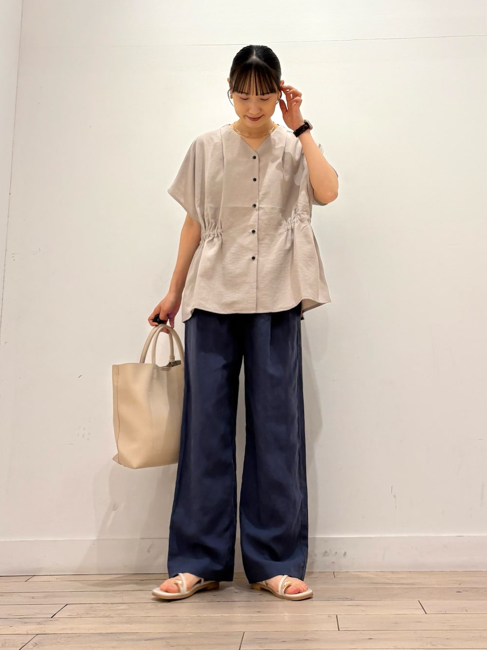 ブルー系のその他パンツ、ホワイト系のトートバッグ、グレー系のサンダルを着用したレディースの夏コーディネートの1枚目の写真