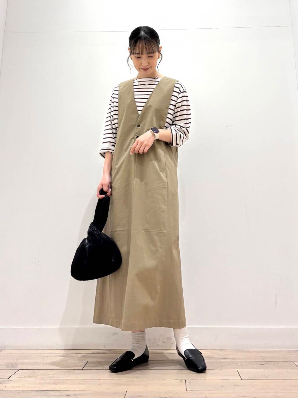 ブラック系のローファー、ブラック系のハンドバッグ、レッド系のTシャツ/カットソーを着用したレディースの冬コーディネートの1枚目の写真