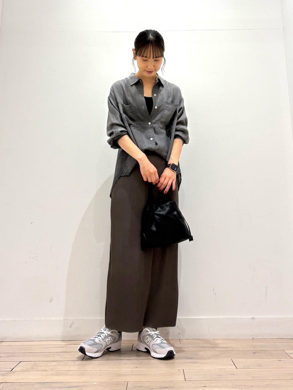 「アーバンリサーチ、アーバンリサーチドアーズ、デニムシャツ、シアー、シアーシャツ、ママコーデ、ママファッション、ママコーディネート、晩夏カラーコーデ」｜「URBAN RESEARCH DOORSの『再入荷』シアーデニムシャツ（シャツ/ブラウス、ブラック系）」を使った、amiさん（骨格ストレート・レディース・160cm）の夏コーディネートの1枚目の写真