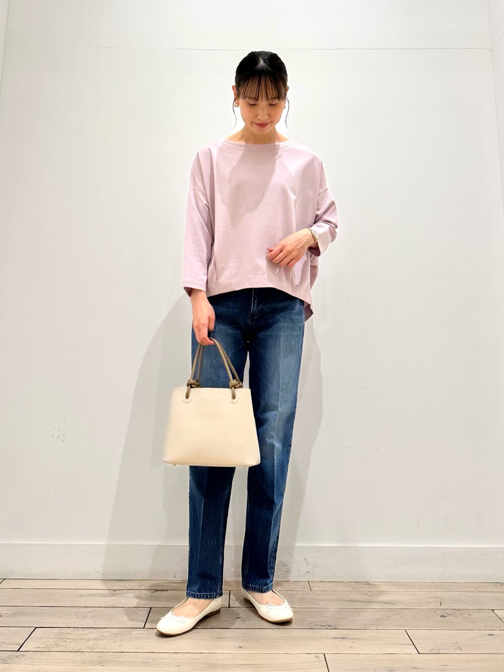 「春のNewスタイル、アーバンリサーチドアーズ、ロデスコ」｜「URBAN RESEARCH DOORSのコットンバックタック7分袖プルオーバー（Tシャツ/カットソー、ピンク系）」を使った、amiさん（レディース・160cm）の春コーディネートの1枚目の写真