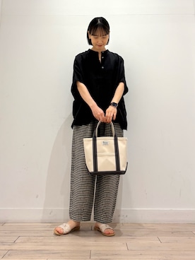 「かぐれ（カグレ）のリネンスクエアケープシャツ（シャツ/ブラウス、ブラック系）」を使った、amiさん（レディース・160cm）の春コーディネート