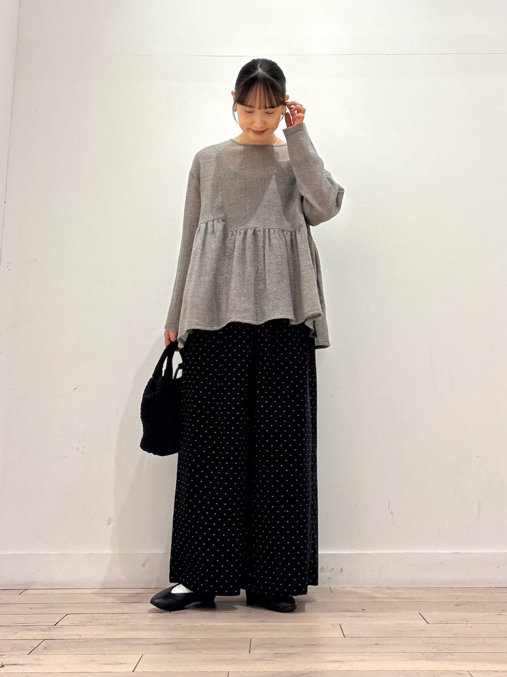 グレー系のシャツ/ブラウス、ブラック系のその他パンツ、ブラック系のハンドバッグを着用したレディースの秋コーディネートの1枚目の写真