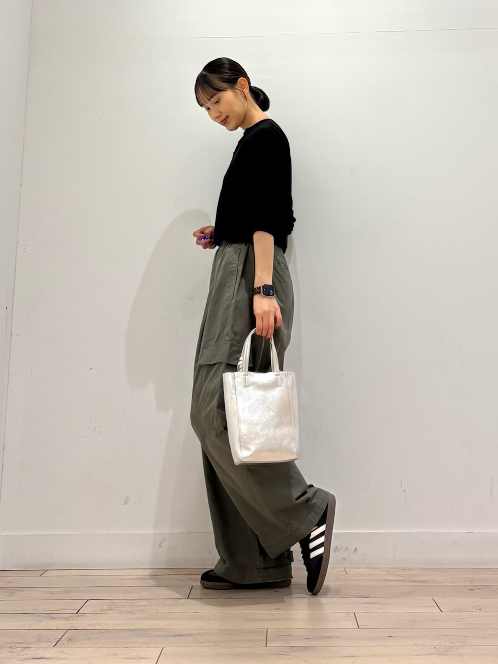 ブラック系のTシャツ/カットソー、グリーン系のその他パンツ、シルバー系のトートバッグを着用したレディースの秋コーディネートの1枚目の写真