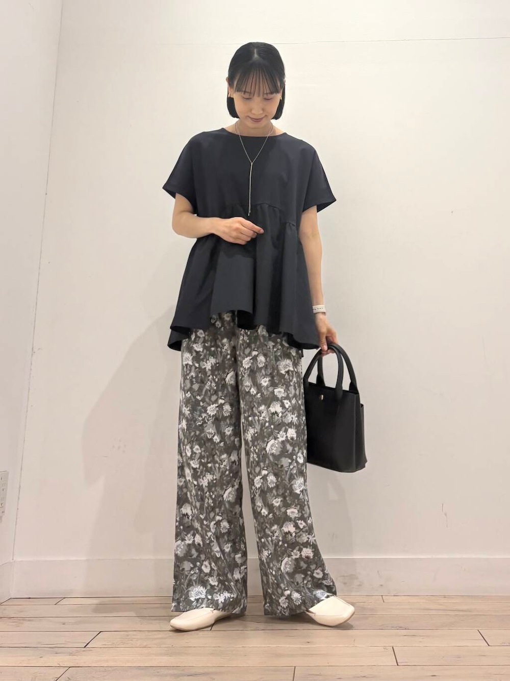 「イージーパンツ、ママコーデ、RODESKO、フラワープリント、SMELLY、アーバンリサーチドアーズ、ドアーズ、ストレート×イエベ春、洒落見えカットソーコーデ」｜「RODE SKOの『MADE IN JAPAN』スクエアトゥプチメタルローファー（ローファー、ホワイト系）」を使った、amiさん（レディース・160cm）の夏コーディネートの1枚目の写真