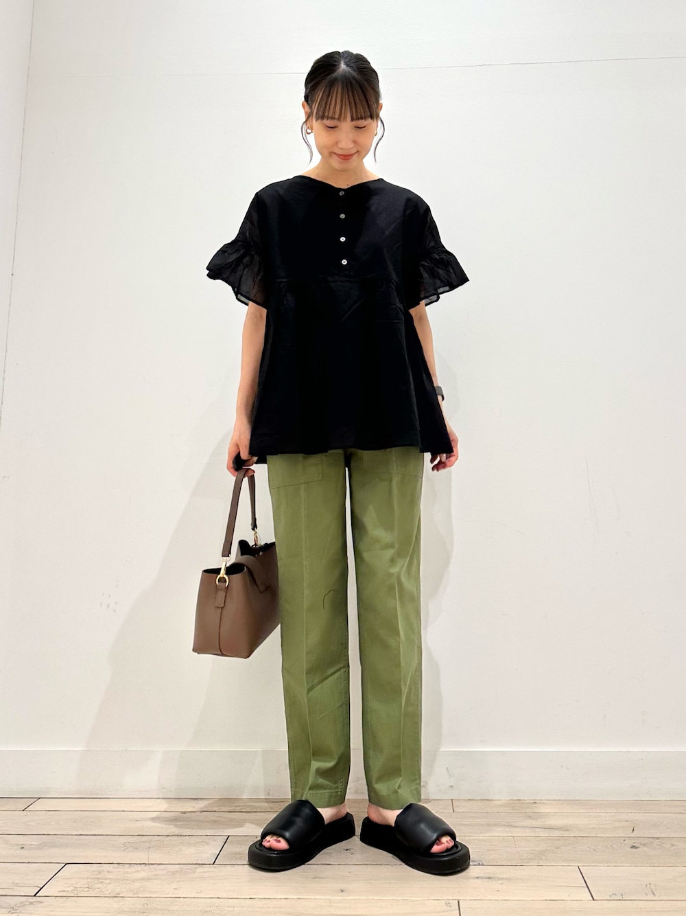「アーバンリサーチドアーズ、ママコーデ」｜「URBAN RESEARCH DOORSのコットンボイル2WAY切替ブラウス（シャツ/ブラウス、ブラック系）」を使った、amiさん（レディース・160cm）の夏コーディネートの1枚目の写真