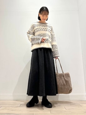 「RODE SKO（ロデスコ）のタッセル付フラッフィトートバッグ（トートバッグ）」を使った、amiさん（レディース・160cm）の冬コーディネート