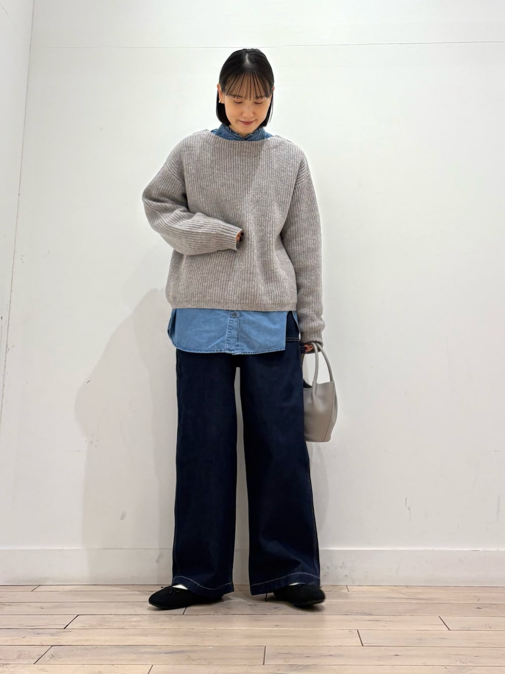 グレー系のニット/セーター、ブルー系のシャツ/ブラウス、ブルー系のその他パンツを着用したレディースの秋コーディネートの1枚目の写真