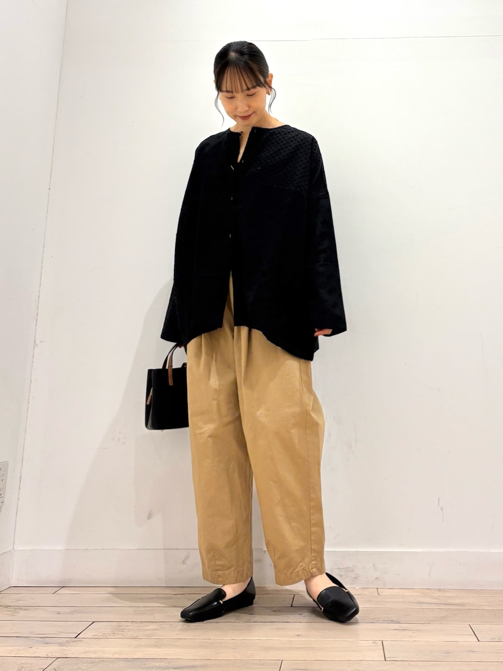 「かぐれ、かぐれコーデ、かぐれトップス、かぐれパンツ、ママ、ママコーデ、ママファッション、ママコーディネート、ママの体型カバー、アーバンリサーチドアーズ、洒落見えワイドパンツコーデ」｜「かぐれのコットンクロップドパンツ（その他パンツ、ベージュ系）」を使った、amiさん（骨格ストレート・レディース・160cm）の夏コーディネートの1枚目の写真