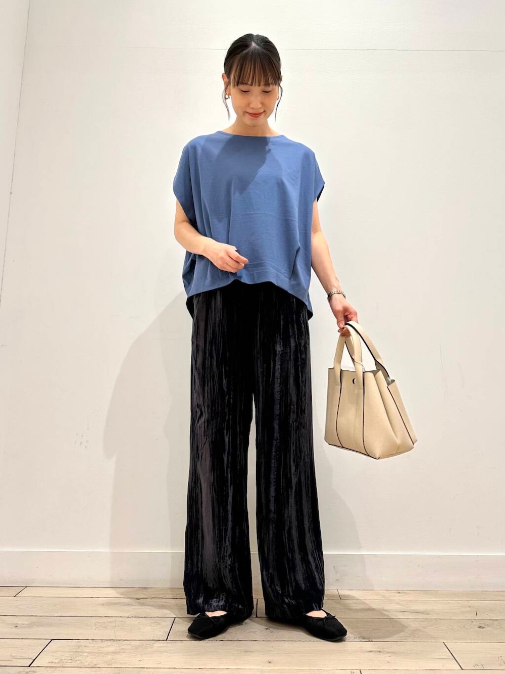 ホワイト系のトートバッグ、ブルー系のTシャツ/カットソー、ブラック系のバレエシューズを着用したレディースの夏コーディネートの1枚目の写真