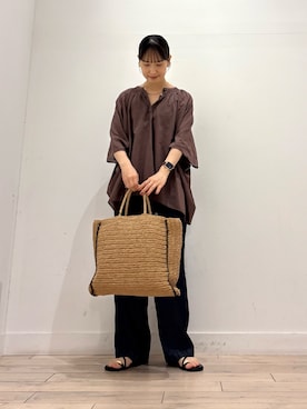 「URBAN RESEARCH DOORS（アーバンリサーチドアーズ）のコットンボイルロールアップスリーブブラウス | 涼しい/夏/エアリー/ナチュラル/大人カジュアル（シャツ/ブラウス、ブラウン系）」を使った、amiさん（レディース・160cm）の夏コーディネート