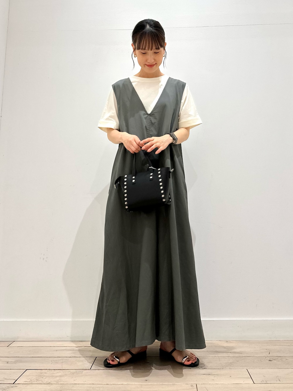 ホワイト系のTシャツ/カットソー、グリーン系のワンピースを着用したレディースの夏コーディネートの1枚目の写真