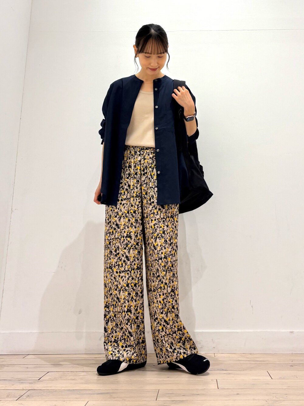 ブルー系のシャツ/ブラウス、ベージュ系のその他パンツ、ブラック系のスニーカーを着用したレディースの夏コーディネートの1枚目の写真