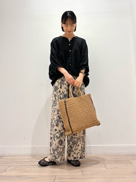 「かぐれ（カグレ）のコットンリネンプリントイージーパンツ（その他パンツ、グレー系）」を使った、amiさん（レディース・160cm）の春コーディネート