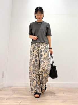 「かぐれ（カグレ）のコットンリネンプリントイージーパンツ（その他パンツ、グレー系）」を使った、amiさん（レディース・160cm）の春コーディネート