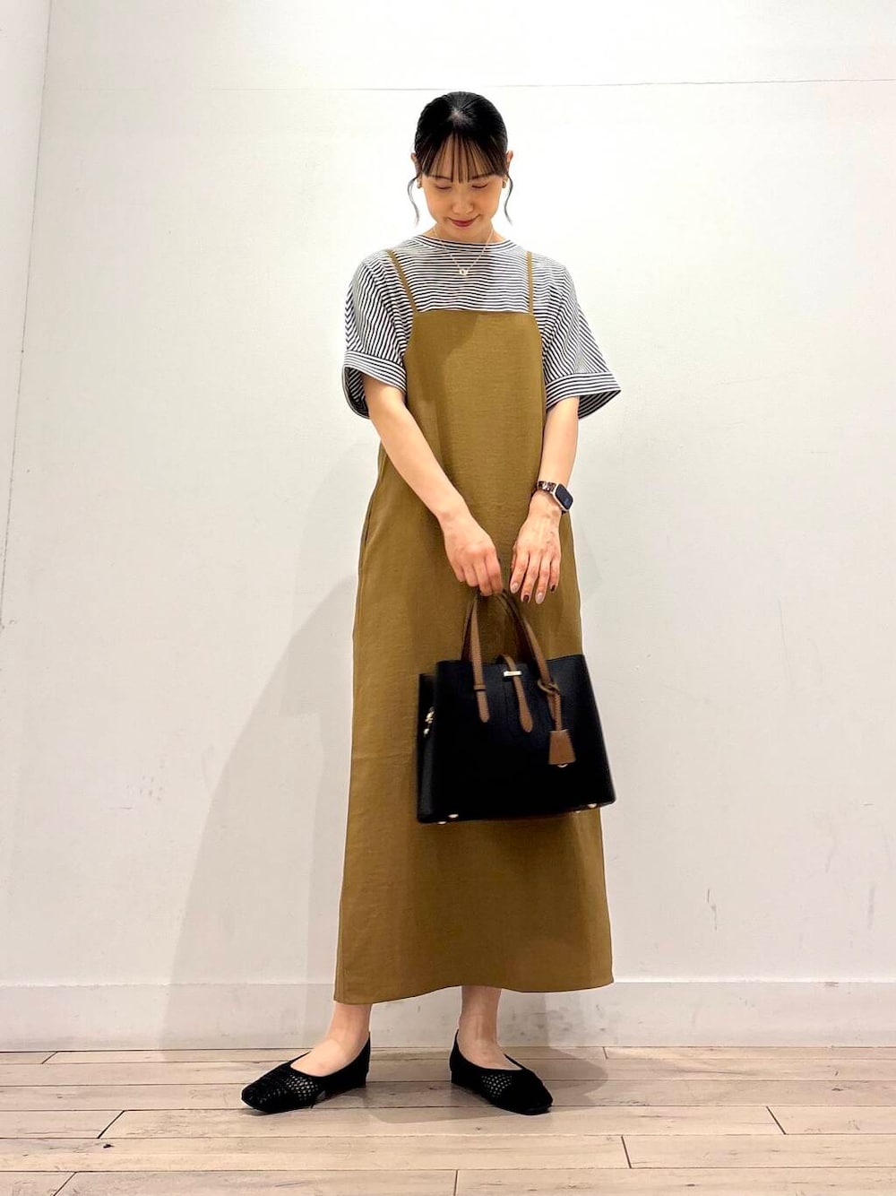 「ワンピース、キャミワンピース、ママコーデ、RODESKO、SMELLY、アーバンリサーチドアーズ、ドアーズ、ストレート×イエベ春、きれいめ派のtシャツコーデ、私が選ぶセールアイテム25ss」｜「RODE SKOの『ドラマ着用商品』チャーム付ミドルバッグ『Msize』（トートバッグ、ブラック系）」を使った、amiさん（レディース・160cm）の夏コーディネートの1枚目の写真