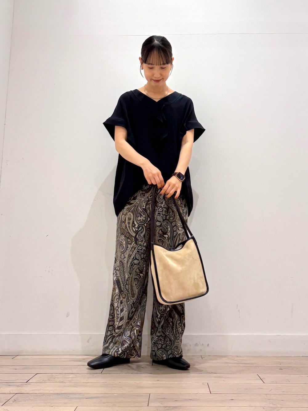ブルー系のシャツ/ブラウス、ブラウン系のその他パンツ、ベージュ系のトートバッグを着用したレディースの夏コーディネートの1枚目の写真