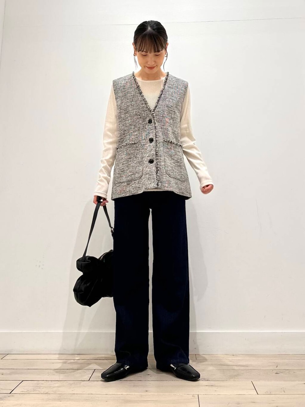 ブラック系のローファー、ホワイト系のTシャツ/カットソー、グレー系のベストを着用したレディースの夏コーディネートの1枚目の写真