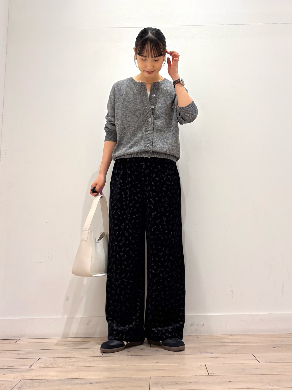 グレー系のカーディガン/ボレロ、ブラック系のその他パンツ、ホワイト系のハンドバッグを着用したレディースの夏コーディネートの1枚目の写真