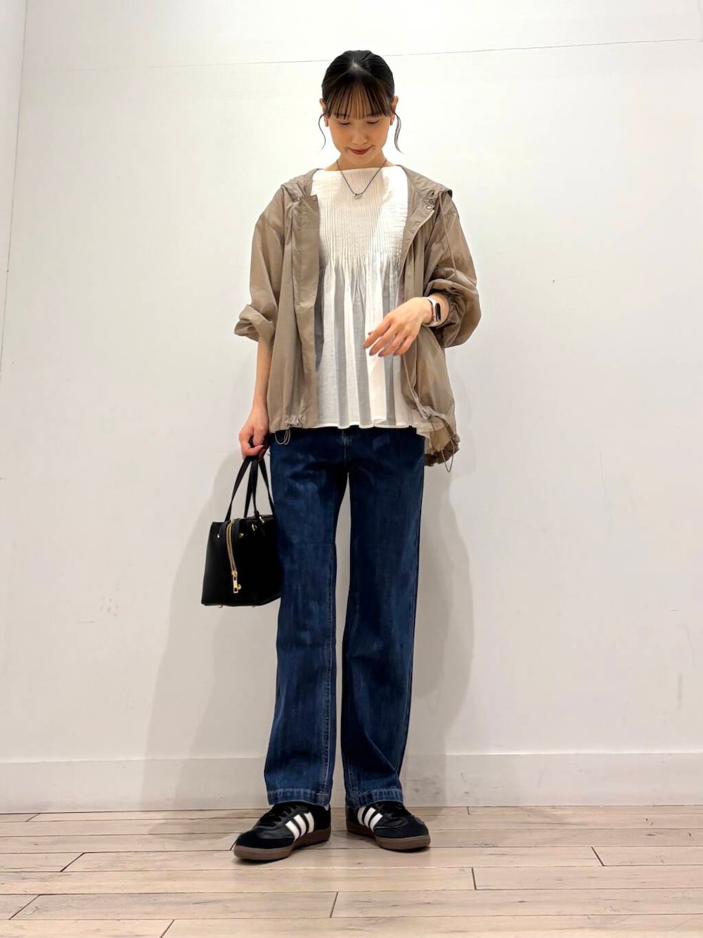 amiさんの「デニムワイドパンツ（URBAN RESEARCH DOORS）」を使ったコーディネートの1枚目の写真