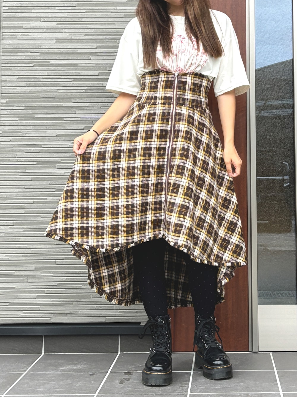 「マーチン、秋コーデ、夏秋ミックス、脚長効果、お出かけコーデ」｜「Anuenueのアイテム（Tシャツ/カットソー、ホワイト系）」を使った、sojaymさん（レディース・157cm）の秋コーディネートの1枚目の写真