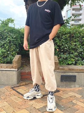 「BALENCIAGA」｜「アイテム（チノパンツ）」を使った、松尾朋哉さん（メンズ・170cm）の秋コーディネート