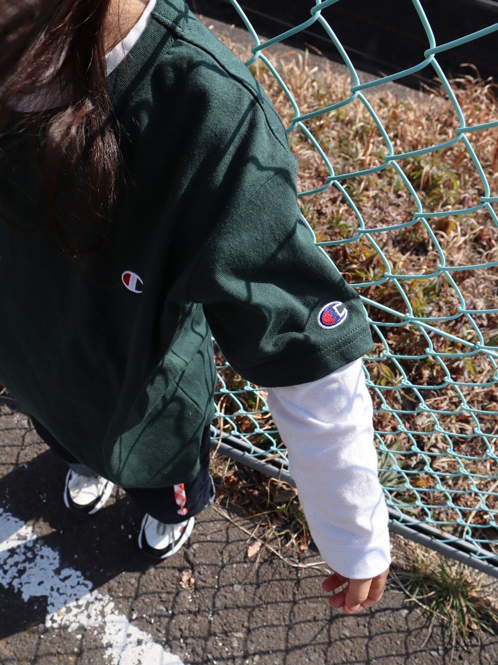 「メンズライク、メンズライク女子、メンズライクコーデ、スニーカー、スニーカーコーデ、シューレース、シューレースベルト、THE OTOGIBANASHI...SUPPLY」｜「Birthdayのアイテム（デニムパンツ、ブルー系）」を使った、𝚈𝚞𝚊 & 𝚈𝚞𝚒𝚝𝚘 さん（キッズ・100cm）の春コーディネートの3枚目の写真